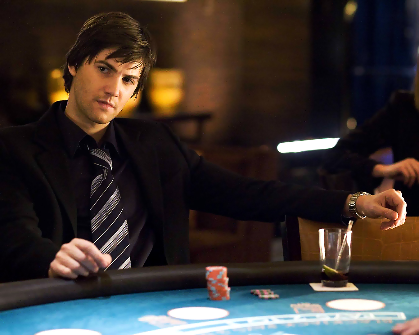 Winner blackjack il giocatore uno si siede a un tavolo di blackjack